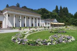 Wer einen Trip nach Baden-Baden unternimmt, sollte sich unbedingt das Casino im Kurhaus näher anschauen. Es weist eine lange Historie auf und ist architektonisch ein Highlight.