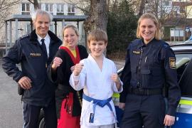 Für die Arbeit der Polizei ist es elementar wichtig, dass Kinder möglichst früh wissen, wie sich vor drohenden Gefahren, z.B. dem Ansprechen durch Erwachsene auf dem Schulweg oder gegenüber Aggressionen von größeren Kindern oder Jugendlichen schützen können. 