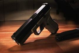 Am vergangenen Montag wurde der Polizei von einer Jugendlichen aus Gröbenzell mitgeteilt, daß sie bei einem Mann im Linienbus eine Waffe gesehen und sich bedroht gefühlt hat. Er hatte die Waffe zweimal aus der Jacke geholt. Sie und der Mann stiegen an der Puchheimer Straße aus.