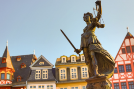 Seit Mitte Januar 2020 finden auf dem Glücksspiel Markt in Deutschland große Veränderungen statt. Im Jahr 2017 wurde vom Institut für Wettbewerbsökonomie aus Düsseldorf, kurz DICE, erfasst, dass nur 1,8 % aller Glücksspiele in Deutschland legal gespielt wurden. Die EGBA schaltete sich ein und wurde beim Durchsehen der deutschen Vorschläge für den Glücksspielstaatsvertrag unter anderem durch den EGBA-Generalsekretär Maarten Haijer vertreten.