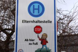 Am 14. Februar startete die Aktionswoche „Zu Fuß zur Schule“ an der Grundschule Süd mit der Eröffnung der Elternhaltestellen an der Allinger Straße. Um Punkt 7 Uhr trafen sich trotz Wind und leichtem Nieselregen viele ABC-Schützen an einer der beiden neu geschaffenen Elternhaltestellen. Angeführt von Erstem Bürgermeister Norbert Seidl ging es von dort aus gemeinsam zu Fuß zur Schule. 