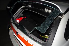 In der vergangenen Nacht hat ein bislang unbekannter Täter bei insgesamt acht geparkten Fahrzeugen die Seitenscheiben eingeschlagen und anschließend aus einzelnen dieser Fahrzeuge diverse Gegenstände gestohlen. Die Serie der Sachbeschädigungen begann in der Schmiedstraße bei einem VW Arteon.