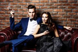 Neues Jahr, neue Regeln. Unsere Gesellschaft entwickelt sich ständig weiter. Geht es jedoch um den Besuch des lokalen Casinos, scheint die Zeit ein wenig stillgestanden zu bleiben. Das gilt insbesondere für den Dresscode, auf den traditionelle Spielbanken auch heute noch besonderen Wert legen. 