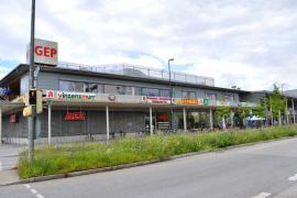 Am gestrigen Abend wurde gegen 21.25 Uhr in der Tiefgarage des Germeringer Einkaufszentrums  Großalarm ausgelöst, als die Scheibe eines Handfeuermelders am Ende der Tiefgaragenausfahrt zur Leipziger Straße  mutwillig, man könnte auch sagen böswillig von einem bislang unbekannten Täter eingeschlagen worden war und damit Großalarm bei der Feuerwehr ausgelöst wurde.