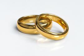  Ein Verlobungsring perfektioniert den klassischen Heiratsantrag und symbolisiert die Liebe zwischen zwei Menschen. Doch die Auswahl an Verlobungsringen ist sehr groß, sodass sich vor allem die Herren immer wieder die Frage stellen, wie viel Geld sie für das besondere Schmuckstück investieren sollten. 