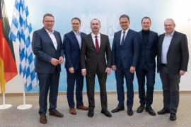 Die Bürgermeister von Olching, Maisach und Emmering, der 2. Bürgermeister der Stadt Fürstenfeldbruck und Landrat Karmasin stellten Staatsminister Aiwanger den Stand des interkommunalen Abstimmungsprozesses zur Nachnutzung der Fläche des Fliegerhorstes Fürstenfeldbruck vor und informierten sich über Möglichkeiten der Zusammenarbeit mit dem bayerischen Staatsministerium für Wirtschaft, Landesentwicklung und Energie. 