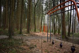 Wer es sportlich möchte, kann sich seit vielen Jahren auf dem beliebten Trimm-Dich-Pfad am Stadteingang in Form bringen. Die mehr als zwei Kilometer lange Laufstrecke in einem Waldstück am Münchner Berg ist mit 20 nach medizinischen Gesichtspunkten ausgerichteten Stationen mit Dehn-, Beuge- und Kraftübungen bestückt. 