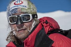 Andy Holzer (hier 2010 auf dem Mount Vinson, dem höchsten Berg der Antarktika, Foto: Andreas Scharnagl) ist ein österreichischer Profibergsteiger und Ausnahmesportler – das Außergewöhnliche hierbei: Andy Holzer ist von Geburt an blind. Trotzdem hat er die „Seven Summits“ bestiegen.