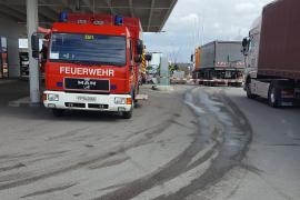 Zu drei Einsätzen mussten die Feuerwehr Geiselbullach Mittwochvormittag ausrücken. Gegen 07.00 Uhr erfolgte der erste Alarm: eine Ölspur, die direkt an der Feuerwache vorbeiführte, musste beseitigt werden. Gemeinsam mit dem Stadtbauhof dauerten diese Arbeiten zwei Stunden. Um 10.15 Uhr dann der nächste Einsatz: aufgrund eines technischen Defekts verlor ein LKW Diesel aus seinem Tank.