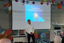 Der Vortag fand am 04.03. in der Aula der Starzelbachschule in Eichenau statt, zirka 35 Eichenauer hatten sich zu der Veranstaltung in die Schule eingefunden. Der Eichenauer Kreis- und Gemeinderat Bernd Heilmeier eröffnete die Begrüßung mit einem selbst erlebten Trickdiebstahl bei dem ein angeblicher italienischer Autobahnbetreiber Mautgebühr nach über einem Jahr erhoben hatte. 
