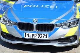 Zu einem Verkehrsunfall mit hohem Sachschaden kam es am Mittwoch gegen ca. 23.00 Uhr in Gilching im Bereich der Abfahrt von der St 2069 nach St. Gilgen. Nach momentanen Ermittlungsstand kam ein 37-jähriger Gilchinger mit seinem nur wenige Monate alten 550er BMW nach links von der Fahrbahn ab und prallte gegen einen neben der Fahrbahn stehenden Baum. 