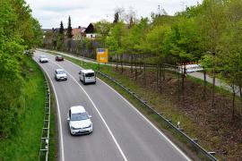 - Deutlich zu schnell fuhr Samstagnacht ein 46-jähriger Fürstenfeldbrucker mit seinem Audi auf der B 471 bei Schöngeising. Der Streife der Inspektion Fürstenfeldbruck fiel der Wagen gegen 01:10 Uhr auf der Bundesstraße durch seine zügige Fahrweise auf. Als sie sich dem Audi an die Fersen hefteten und bis nach Fürstenfeldbruck hinterherfuhren, stoppte die Tachonadel des Streifenwagens erst bei 210 km/h. 