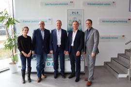 Die Firma DLS Schmiersysteme ist seit 2017 im Gewerbepark an der B471 in Olching ansässig. Spezialisiert auf individuelle Lösungen für Schmiersysteme unterschiedlichster Maschinen, steht für die Geschäftsführer Helmut Feicht und Reiner Hochholzer nicht der Verkauf von Produkten, sondern die technische Beratung im Vordergrund. 