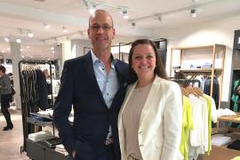 Das über die Landkreisgrenzen bekannte Modehaus erstrahlt seit dieser Woche im neuen Glanz. Die Fuchsweber Modewelt präsentiert sich im angenehmen, stylischen Ambiente. Riesige Fashion-Auswahl, helle Verkaufsflächen, übersichtliche Präsentation, tolle Modemarken, zauberhafte Dekorationen – hier macht Shoppen richtig Spaß.