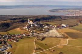 Landkreis Starnbberg - Die Drive-in-Teststation auf dem Klosterparkplatz in Andechs wird ab 27. April vorläufig eingestellt. Mittlerweile werden bei einer Vielzahl von Haus- und Facharztpraxen im Landkreis Abstriche durchgeführt, so dass die Station momentan überflüssig geworden ist. Für die Betroffenen ist das eine große Erleichterung, da sie für eine Testung keinen langen Weg mehr auf sich nehmen müssen. 