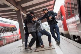 Dienstag, gegen 20:30 Uhr informierten Mitarbeiter der Deutsche Bahn Sicherheit die Bundespolizei, dass sie einen Mann im Hauptbahnhof festhielten, der einen Bauarbeiter mit einem Messer angegriffen haben soll. Beamte ermittelten vor Ort, dass ein 35-jähriger Deutscher mit einem 58-jährigen Bauarbeiter in Streit geraten war. 