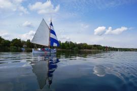 Am 1. April beginnt die neue Wassersportsaison. Im Hinblick auf die rasante Ausbreitung des Coronavirus hat das Bayerische Staatsministerium des Innern, für Sport und Integration die Allgemeinverfügung zu den Ausgangsbeschränkungen der Bayerischen Staatsregierung für den Wassersport auf den Seen präzisiert.