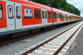 - Seit 30. März hat die S-Bahn München auf den Samstagsfahrplan umgestellt. Damit soll ein stabiles Grundangebot mit ausreichend Personalreserve sichergestellt werden. Trotz der Ausgangsbeschränkungen sind viele Menschen weiterhin darauf angewiesen, täglich zuverlässig mit den öffentlichen Verkehrsmitteln zur Arbeit zu kommen. 
