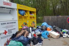 Derzeit misten viele Landkreisbürgerinnen und Bürger ihre Kleiderschränke aus und denken dabei an Menschen, die weniger haben. Das ist eine sehr lobenswerte Haltung und das BRK profitiert ebenso von dem Gedanken. 