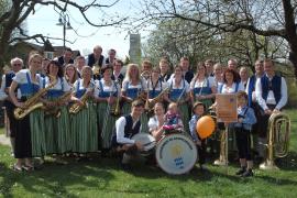 Was machen Hobbymusiker, wenn sie sich nicht zum gemeinsamen Musizieren treffen können? Die Mitglieder des Puchheimer Blasorchester unterhalten seit mehreren Wochen jeweils Sonntagabends um 18 Uhr ihre Nachbarschaft mit etwas Musik, sei es vom Balkon, von der Terrasse, aus dem heimischen Garten oder einfach vor dem offenen Fenster. 