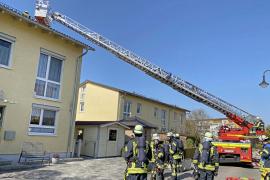 Am Dienstagvormittag wurde der Rettungsleitstelle von Mitarbeitern einer Elektrofirma, die gerade vorort arbeiteten mitgeteilt, dass in der Leopoldstraße in der Nähe vom Schwaiganger ein Brand im Dachstuhl eines Reihenhauses ist. 