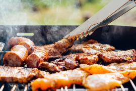 Einen Großeinsatz an Rettungskräften verursachte am Mittwoch, 08.04.2020, gegen 20.15 Uhr, ein 31jähriger als er in Gröbenzell für seine Familie ein Holzkohlengrill im Wohnzimmer betreiben wollte. 