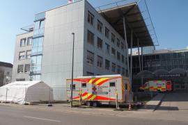 Das Zelt und der Container vor der Liegendanfahrt in der Dachauer Straße des Klinikums zur Ersteinschätzung von Patienten sind Anfang dieser Woche in Betrieb genommen worden. Dort werden fußläufige Patienten und diejenigen, die mit Rettungswagen gebracht werden, ärztlich und pflegerisch gesichtet und einer Ersteinschätzung unterzogen. 