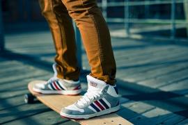 Gestern gegen 18.00 Uhr fuhr ein 18-jähriger mit seinem Skateboard auf einem Gemeinschaftsparkplatz in der Kronprinz-Rupprecht-Straße. Ein 36-jähriger Anwohner fühlte sich anscheinend dadurch gestört, ging auf den jungen Mann zu und schlug ihm mit der flachen Hand ins Gesicht. 