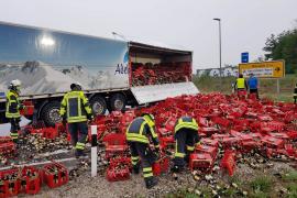 Die Feuerwehren aus Gernlinden und Esting sicherten die Unfallstelle zusammen mit der Polizei und räumten die Getränkekisten und -flaschen von der Fahrbahn. 