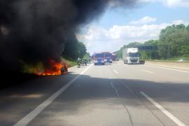 - Ihren Feiertagsausflug hatte sich eine junge Familie aus dem Raum Augsburg wohl ganz anders vorgestellt.  Als sie auf der BAB 8 kurz nach der Anschlussstelle Dachau/Fürstenfeldbruck in Richtung München unterwegs waren, wurden sie durch andere Verkehrsteilnehmer mittels hupen und gestikulieren darauf aufmerksam gemacht, dass ihr Fahrzeug ungewöhnlich heftig rauchte. 
