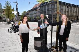 Im Stadtgebiet wurden jetzt die ersten zehn Pfandringe angebracht. Diese sind ein Zusatz an öffentlichen Mülleimern für Pfandflaschen und Dosen. Zum Einsatz kommt ein Modell mit vier Köchern, das der ortsansässige Handwerksbetrieb Heid angefertigt hat. Vom Stadtjugendrat (SJS) entworfene Infosticker weisen auf die Funktion hin. 