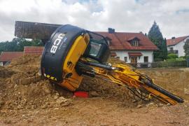 Zu einem spektakulären und gleichzeitig sehr außergewöhnlichen Unfall kam es am gestrigen Vormittag am Deichelweg im Gilchinger Ortsteil Geisenbrunn. In einem Baugrundstück wurde von der alarmierten Feuerwehr Geisenbrunn gegen 11.30 Uhr ein umgestürzter Bagger auf der Seite liegend im Erdreich vorgefunden, aus dessen Tank Diesel auslief. 