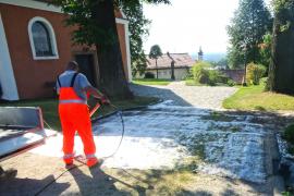 Es gibt viele Möglichkeiten Unkraut zu bekämpfen. Auf öffentlichen Flächen ist dafür die Kommune zuständig. Die Stadtverwaltung Olching setzt auf ein ganz spezielles thermisches Verfahren. 