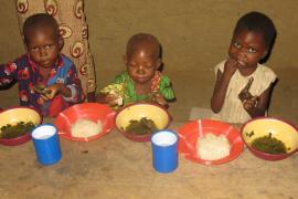 Speisung für Kindergartenkinder im Kongo.