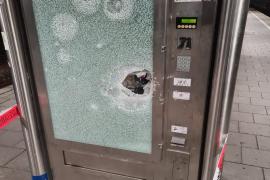 Am Samstag (20. Juni) zerstörte ein alkoholisierter 16-Jähriger die Scheibe eines Snackautomaten am Bahnhof Olching. Die Eltern holten den Jugendlichen samt Strafanzeige bei der Bundespolizei in München ab.
