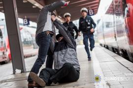 Samstagnacht gegen 22:45 Uhr sprach ein 22-Jähriger aus Eritrea am Bahnhof Fürstenfeldbruck einen ihm unbekannten 23-jährigen türkischstämmigen Mann an und drängte ihn in eine Ecke.