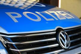 Nachdem in der Nacht auf den letzten Sonntag ein 33-jähriger Mann einer Verkehrskontrolle unterzogen werden sollte, flüchtete er mit seinem Fahrzeug durch mehrere Landkreise. Er stand offensichtlich unter dem Einfluss von Drogen. 