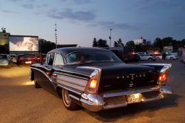 Es wird gelacht, gerockt, geschmunzelt und der Feierabend genossen: seit 16 Tagen gibt es das Autokino Fürstenfeldbruck am Volksfestplatz. 2.000 Autos wurden bisher von Ihren Besitzern zu gemütlichen Kinositzen umfunktioniert, der ein- oder andere Oldtimer war auch dabei.