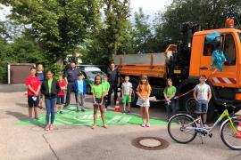 Ein tonnenschwerer Laster stand am 24. und 25. 06. 2020 auf dem Vorhof der Josef-Dering-Grundschule in Eichenau. Dies hatte aber nichts mit dem derzeitigen Umbau zu tun. Vielmehr durften die Viertklässler vom Fahrersitz aus erleben, wie ihre Klassenkameraden vollständig im Toten Winkel des Fahrzeugs verschwanden und für den Fahrer unsichtbar wurden. 