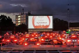 Wenn man im Zentrum Fürstenfeldbrucks das Radio auf die UKW-Frequenz 90,4 MHz einstellt, hört man tagsüber Musik und am Abend den Ton zum Film im Brucker Autokino.