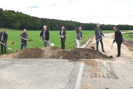 Der Landkreis Fürstenfeldbruck baut die Kreisstraße FFB 6 südlich von Mauern bis zur Landkreisgrenze zu Starnberg aus. Entlang der auszubauenden Fahrbahn entsteht zusätzlich ein neuer Geh- und Radweg. Die umfangreichen Arbeiten wurden heute mit einem Spatenstich eingeleitet. 