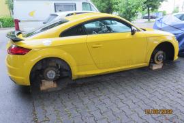 Nachdem die Germeringer Polizei am 21.04.2020 bereits über einen dreisten Fall von einem kompletten Reifen-Felgensatzdiebstahl in einem Germeringer Wohngebiet berichtet hatte, bei dem die Täter einen Mercedes im Innenhof eines Mehrfamilienhaus auf vier Pflastersteinen aufgebockt hatten, passierte ein ähnlich gelagerter Fall in der Nacht von Sonntag auf den gestrigen Montag in der Bäumlstraße in Puchheim. 