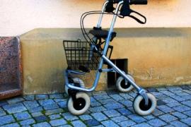 Ein äußerst dreister und niederträchtiger Täter hat am gestrigen Mittwoch einer 87-jährigen Rentnerin in der Rosenstraße aus deren Wohnung 2.700€ Bargeld gestohlen.