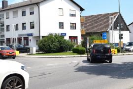 Wie  bereits letzte Woche von der Gemeinde angekündigt wurde gestern die Vorfahrtsregelung an der Kreuzung am Römerstein/Münchner Straße wieder geändert, so dass nunmehr wieder die alte Regelung gilt und der Römerstein wieder vorfahrtsberechtigt ist. 