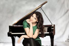 Nach dem ausverkauften Auftakt des Fürstenfelder Klaviersommers mit Dinis Schemann und „Standing Ovations” für Martin Helmchen, der für Anna Tsybuleva das mittlere Konzert übernahm, geht der Klaviersommer nun am Freitag, den 24.07.2020 mit Olga Scheps ins Finale. 