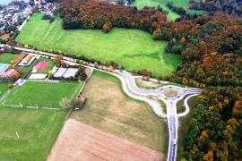 Nachdem sich die Gemeinde Weßling bereits seit Jahren dafür einsetzt, den gemeinsamen Geh- und Radweg im Bereich der Unterführung am Kreisverkehr der St 2068 zwischen Gut Delling und Weßling Schilder sicherer zu machen, hat das Landratsamt Starnberg als zuständige Straßenverkehrsbehörde das Aufstellen von Schilder zur Kennzeichnung der Gafahrenstelle angeordnet. 