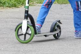 Eine 40-jährige Frau aus Germering fuhr am gestrigen Nachmittag gegen 15.45 Uhr  mit ihrem Fahrrad auf der Augsburger Straße in Fahrtrichtung Puchheim, um ihr Kind vom Kindergarten abzuholen. Während der Fahrt trug die Radfahrerin einen Cityroller auf ihrem Rücken, den sie mit einer Hand festhielt, während sie mit der anderen Hand ihr Fahrrad steuerte. 