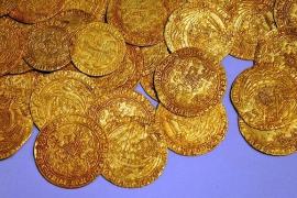 Bislang unbekannten Betrügern gelang es einen Rentner aus Eichenau um Goldmünzen im Wert einer sechsstellige Summe zu betrügen. Die Kriminalpolizei Fürstenfeldbruck hat die Ermittlungen aufgenommen.