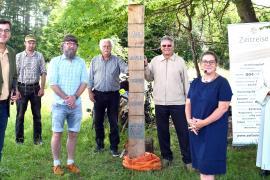 Als krönender Abschluss anlässlich der Sonderausstellung zum Thema Luftkrieg über Gilching beziehungsweise zur Erinnerung an den Absturz des amerikanischen B-24-Bombers am 19. Juli 1944 war die Einweihung einer außergewöhnlichen Gedenksäule gedacht.