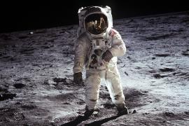 – Er war der erste Mann, der vor 51 Jahren seinen Fuß auf den Mond setzte: Neil Armstrong. Ein Jahr später kam der Apollo-Astronaut nach Deutschland und besuchte auf seiner Rundreise auch Pater Coelestin im Kloster Andechs. Im Juli jährt sich das Ereignis zum 50sten Mal.